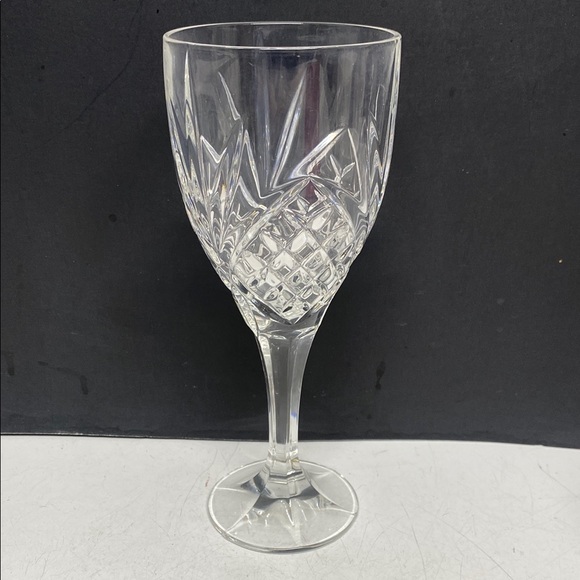 Godinger Dublin Shannon Stemmed Round Wine Glasses Set of Four